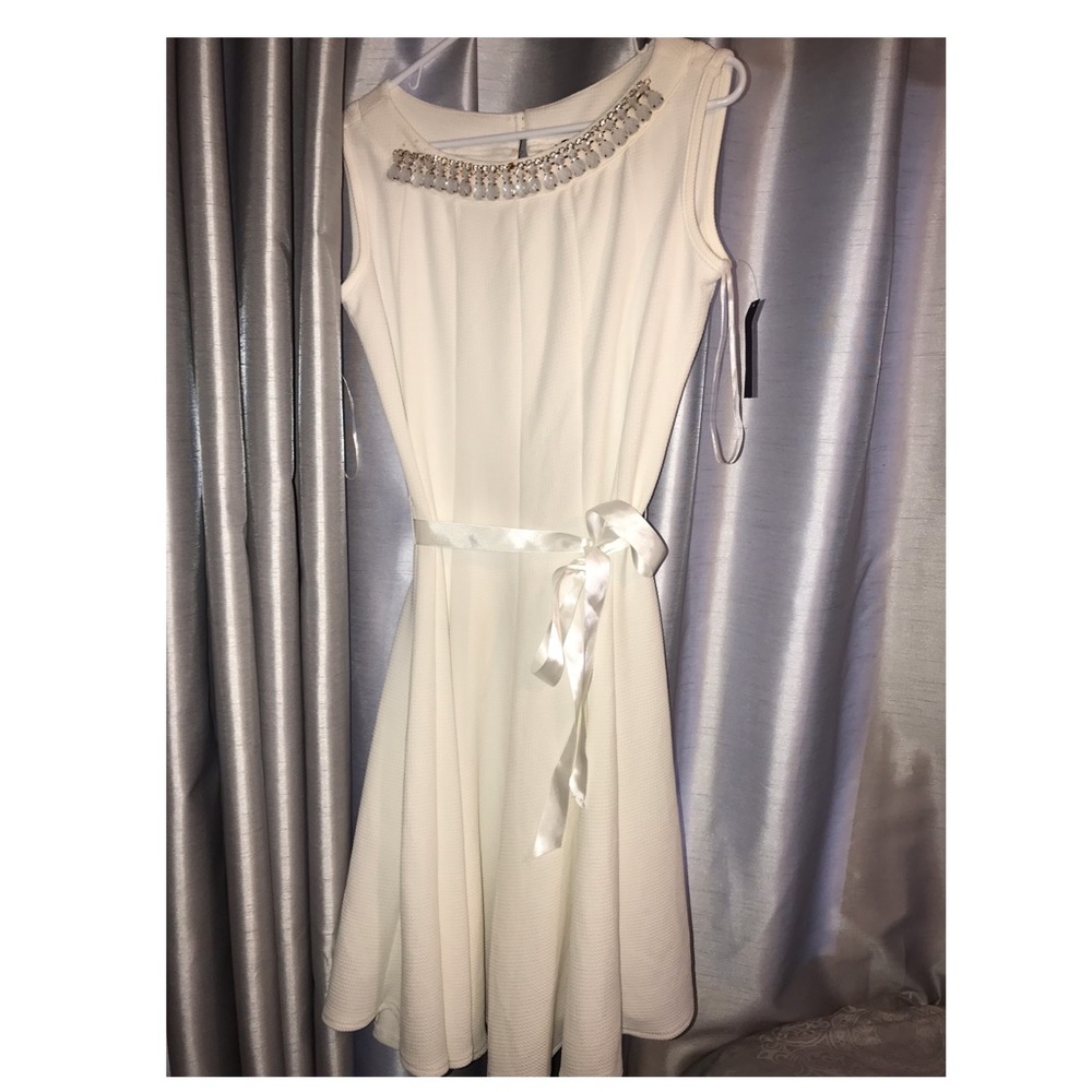 Stretchy white short dress